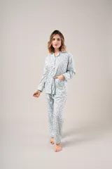 Pijama de dos piezas celeste con estampado floral, compuesto por camisa de manga larga abotonada y pantalón largo.