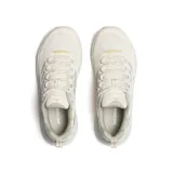 Championes de senderismo Merrell modelo Speed Strike 2, con diseño deportivo en tonos beige y crema. Presentan una parte superior de malla transpirable con refuerzos sintéticos, entresuela de espuma EVA para mayor estabilidad y suela de goma con tacos para un agarre superior.