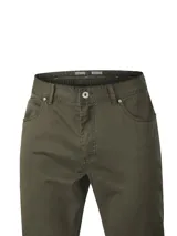 Pantalón de gabardina color verde militar, de corte recto y tiro medio, con diseño clásico de cinco bolsillos y cierre frontal con botón y cremallera.
