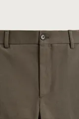 Pantalón straight fit color marrón oscuro, confeccionado en tejido compacto de algodón con estructura twill, bolsillos frontales, bolsillos traseros de vivo con botón y cierre frontal con cremallera y botón.