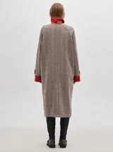 Trench oversize de lana a cuadros con cuello, puños y bolsillos de pana verde.