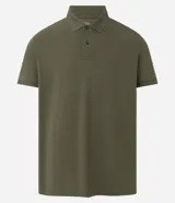 Remera polo de manga corta color verde militar, confeccionada en algodón peruano con cuello convencional y cierre de botones.