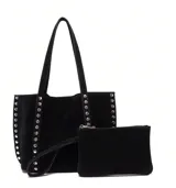 Bolso tote negro de gamuza con tachas plateadas en los laterales y doble asa de hombro.