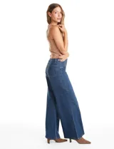 Jean de tiro alto con corte wide leg, confeccionado en denim azul. Presenta cierre frontal con botón, pasacintos y bolsillos delanteros aplicados con pespuntes decorativos.