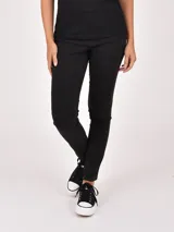 Jean negro de tiro alto, corte chupín, con cinco bolsillos y cierre de botón y cremallera.