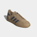 Championes Adidas Handball Spezial color beige con detalles en azul.