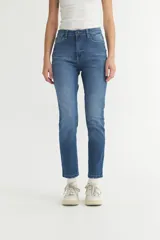 Jean de tiro alto color azul medio, corte recto y tobillos al descubierto.