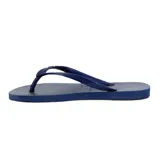 Chanclas de goma color azul marino, con suela texturizada y tiras finas con el logo de la marca.