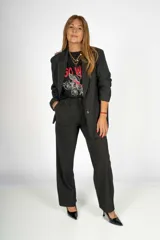 Pantalón de vestir negro a rayas verticales, de corte recto y tiro alto.