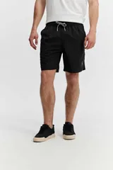 Short de baño bordó liso, de corte largo, con cintura elástica ajustable mediante cordón, bolsillos laterales y un pequeño logo estampado en el lateral.
