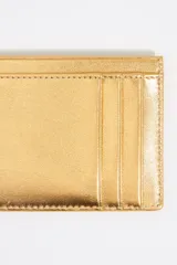 Tarjetero negro de piel sintética con diseño acolchado y logo metálico dorado con las iniciales de la marca.