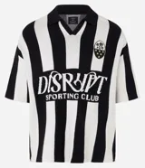 Sweater de punto con diseño de rayas verticales blancas y negras, cuello polo con escote en V y manga corta. Presenta un parche bordado en el pecho izquierdo con rosas y estrellas, y un estampado central con el texto "DISRUPT SPORTING CLUB".