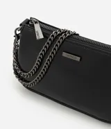 Cartera tipo baguette de Satinato, confeccionada en poliuretano con acabado que imita el cuero. Presenta un formato compacto, cierre superior con cremallera y herrajes metálicos en tono oscuro. Incluye una correa de cadena metálica desmontable.