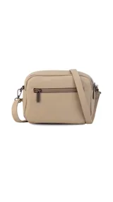 Bandolera de símil cuero color rojo, con doble bolsillo principal, un bolsillo frontal y un bolsillo trasero. Incluye correa ajustable.