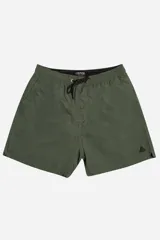 Short de baño color mostaza, de tela ligera y secado rápido, con cintura elástica y cordón de ajuste blanco. Posee bolsillos laterales y uno trasero, y un pequeño logo de goma en la parte inferior derecha.