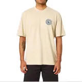 Remera de corte relajado color beige, con cuello redondo y manga corta. Presenta un pequeño estampado circular en el pecho que combina una espiral con el símbolo del yin y yang.