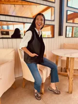 Chaleco plateado reversible con interior de gamulan color crema, con bolsillos delanteros.