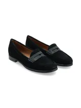 Mocasín de gamuza color negro con detalle de textura en la banda frontal y suela plana.