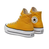 Zapatillas Converse Chuck Taylor All Star Lift Platform, color amarillo mostaza, de caña alta y plataforma blanca.