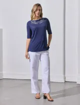 Remera marrón de tejido bordado, marca French Loundry. Tiene escote redondo y mangas tres cuartos.