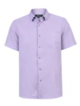 Camisa de lino color lila, de manga corta, con cuello camisero, cierre frontal de botones y un bolsillo aplicado en el pecho.