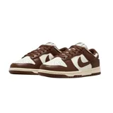 Championes Nike Dunk Low con diseño bicolor en tonos marrón y blanco. Presentan una silueta clásica de perfil bajo con paneles de cuero, puntera perforada para mayor ventilación y suela de goma resistente.