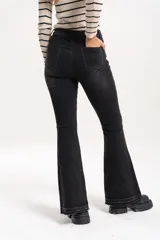 Jean semi oxford negro, de tiro medio, con bajo deshilachado y terminación sin dobladillo.