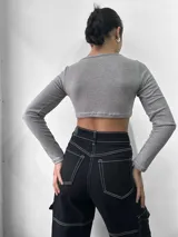 Top manga larga de morley o lanilla, con escote en V y frunce regulable en el centro.