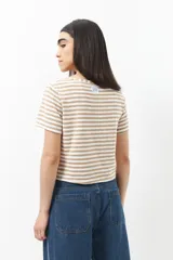 Remera corta a rayas horizontales azul marino y blanco, de manga corta y corte ajustado.