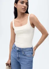 Body blanco de lycra, sin mangas y con escote cuadrado. Diseño ajustado al cuerpo.