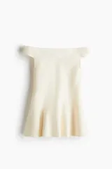 Top en punto tupido de color blanco marfil, con escote off-the-shoulder y diseño ajustado con corte peplum acampanado en la parte inferior.