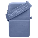 Bolso tipo bandolera Havaianas, confeccionado en silicona con textura de granos característica de la marca. Cuenta con una correa ajustable de tela con el logo de Havaianas estampado y cierre superior.
