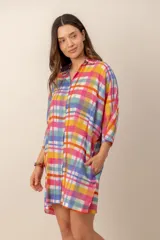 Vestido corto camisero con estampado de rayas multicolores, cuello camisero, mangas tres cuartos y cierre frontal de botones.