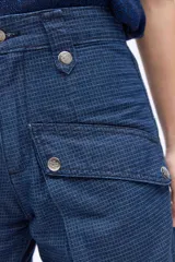 Pantalón cargo de tiro alto y corte recto, con maxi bolsillos delanteros con solapa y botones a presión, y bolsillos traseros con cierre metálico. Confeccionado en algodón.
