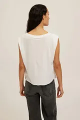 Musculosa de punto de algodón ligero y suave, color negro, con escote redondo, hombros estructurados y corte recto con largo ligeramente corto.