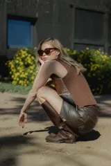 Top sin mangas de cuero color beige con detalles en marrón y bordado de hojas.