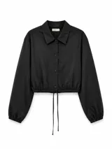Campera corta tipo bomber de color negro, con cuello camisero, cierre frontal con botones a presión y ruedo elástico ajustable con cordones. Presenta mangas largas con puños elásticos.