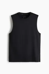 Musculosa deportiva DryMove color negro, con cuello redondo, sisas amplias y corte estándar.