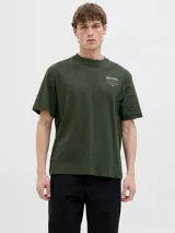 Remera verde militar de manga corta, con cuello redondo y diseño holgado. Cuenta con un pequeño estampado tipográfico en el pecho.