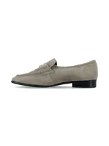 Mocasines de gamuza color gris topo, con detalle de estribo metálico dorado en el empeine y tacón bajo.