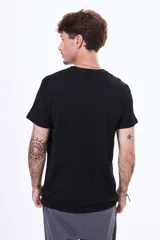 Remera de cuello redondo y manga corta, con diseño básico y calce cómodo.