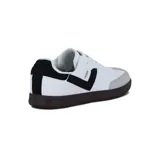 Championes urbanos Pony modelo Moma, color blanco con detalles en negro y gris.