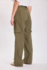 Pantalón casual cargo verde militar, de corte recto y tiro alto, con bolsillos laterales y bolsillos cargo en los muslos.