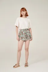 Short de tela estampada con flores y cintura elastizada.