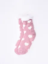 Medias de sherpa color rosado con estampado de corazones blancos y reborde superior de corderito sintético blanco.