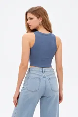 Musculosa de algodón con elastano, color azul, de corte ajustado al cuerpo, con cuello redondo y diseño acanalado.