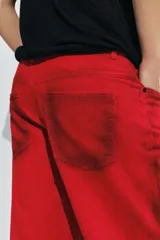 Jeans de tiro medio con cinco bolsillos, cierre frontal con cremallera y botón, y trabillas en la cintura. Presenta un diseño de pierna recta con un sutil efecto tie-dye en el tejido.