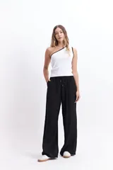 Musculosa blanca de un solo hombro con ribete negro en el borde.