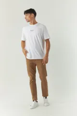 Pantalón de gabardina color marrón claro, de corte slim fit y diseño clásico de cinco bolsillos.