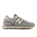 Championes New Balance modelo 574, color gris con detalles en tostado y blanco, confeccionados en gamuza y malla, con el clásico logo "N" en los laterales y entresuela ENCAP.